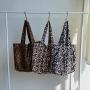 Winter personality large capacity popular new women's shoulder bag fashion leisure tote bag simple retro leopard velvet handbag