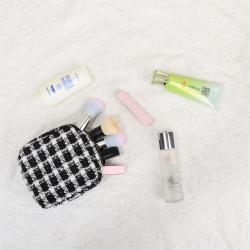 NNew Arrivals Women Fashion Personalized Embroidery Tweed Fabric Makeup Bag Custom Checked Paid Travel Pouch Makeup Organizer