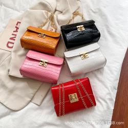 Wholesale factory women messenger bags 2024 fashion cheap price shoulder crossbody bag for women chain small square bag