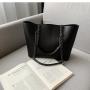 New women's retro simple and large capacity portable shoulder bag