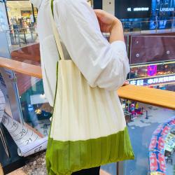 Pleated shoulder bag women's canvas shopping bag niche solid color three-dimensional shrink notebook