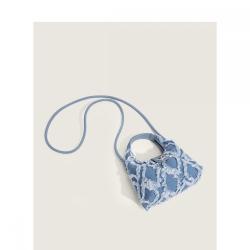 Autumn Trend Designer Women's Leather Messenger Bag New Wholesale Handbags with Canvas Lining and Lock Closure for Women