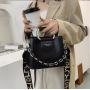 New Fashionable Woman Bag Custom Soft PU Leather Tote Square Cross Body Bag  Hand Carry Commuting Bucket Bag