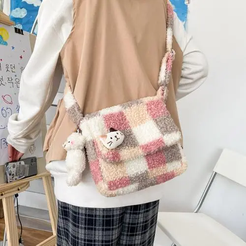2022 Fashion Lady Designer Bags Trending Girls Plush Polyester Plaid Pattern Sling Purse Student Cute Cross-body Messenger