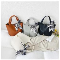 2022 New Fashion Lady Designer Bag All- Match Handbag with Scarf & Golden Lock for Women  Solid Color Pu Leather Tote Bag