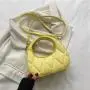 French small crowd bag Women's 2022 fashionable new fashion Versatile messenger bag ins texture fashion single shoulder handbag