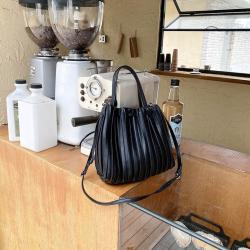 Wholesale Design Shoulder Bag Plain Creative Trend Fashion Lady'S Messenger Bag Striped Pleated Women'S Messenger Handbag