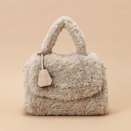2024 Trending Wholesale Customize Messenger Purses Luxury Handbags Lambswool Handle Bags Fall Winter Women  Furry Beautiful Hand