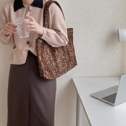 Winter personality large capacity popular new women's shoulder bag fashion leisure tote bag simple retro leopard velvet handbag