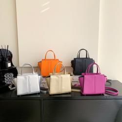 2023 New Pu Solid Women Fashion Handbags Large Capacity Wholesale Women Handbags Metal Chain Designer Shoulder Bags For Women