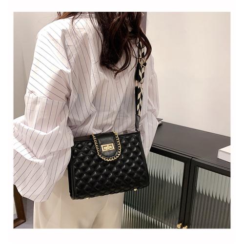 Diamond Lattice Thread Bag 2021 Spring New Fashion Messenger Bag Small Square Zipper Chain Bag with Lock