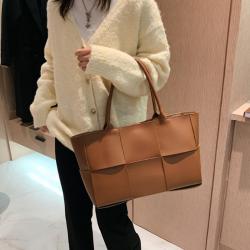 Summer Fashion Design Tote Bags PU PlainShoulder Bags Polyester Lining Portable and Stylish Handbags for Women