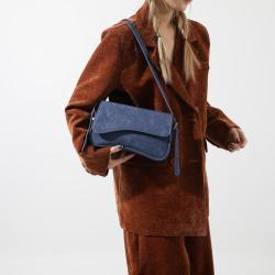 A niche new fashion single shoulder diagonal span minimalist small square bag